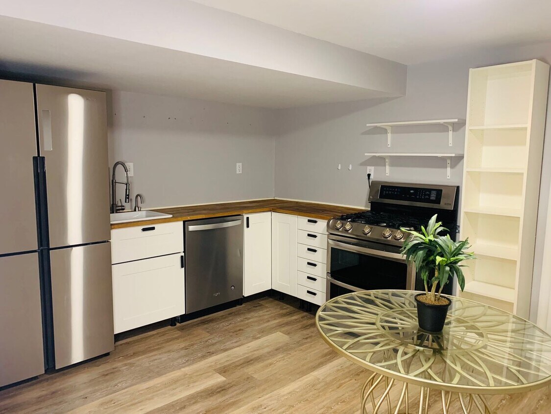 Foto principal - Legal Basement Apartment for rent!