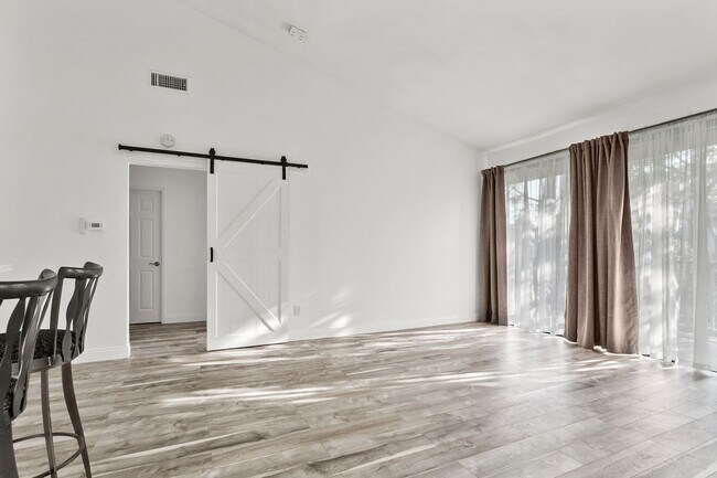 Foto del edificio - 10590 Lakeside Dr N