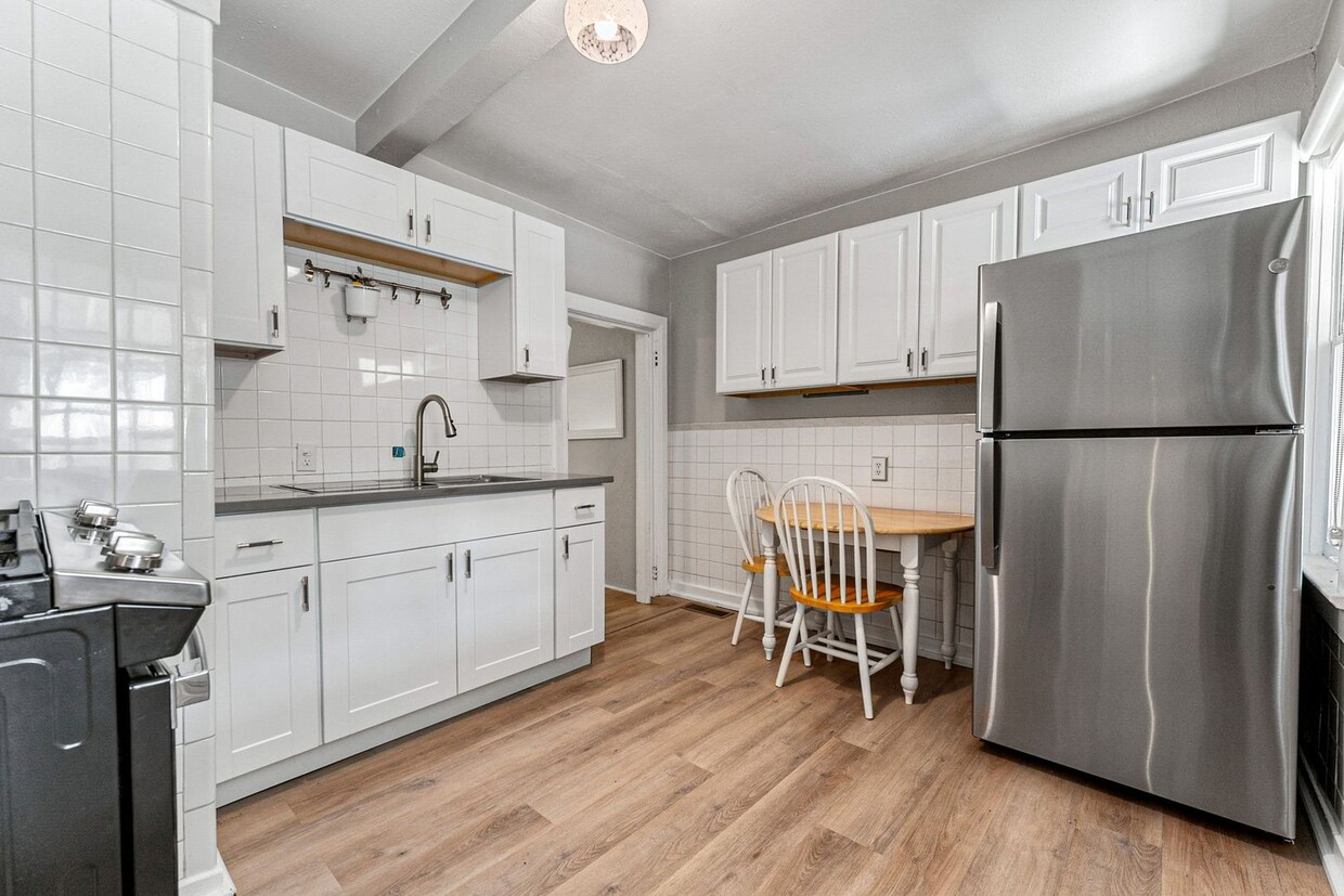 Primary Photo - Super cute 1 BR 1 bath unit with front and...