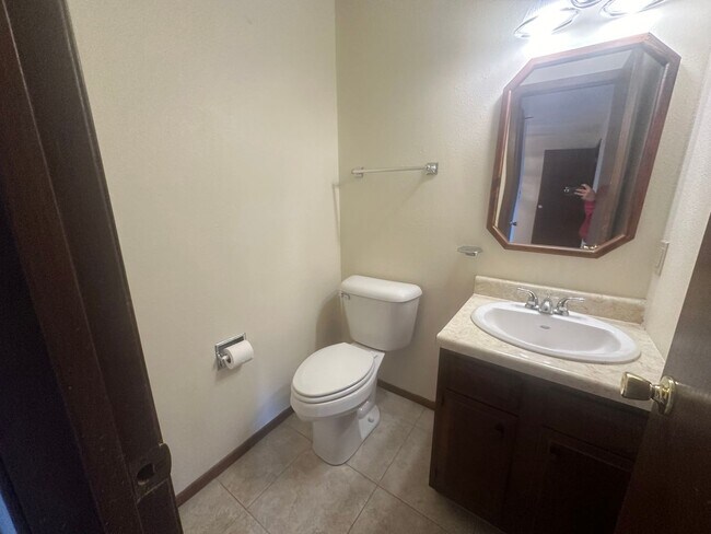 Building Photo - 2 bedroom,1.5 bathroom townhouse located c...
