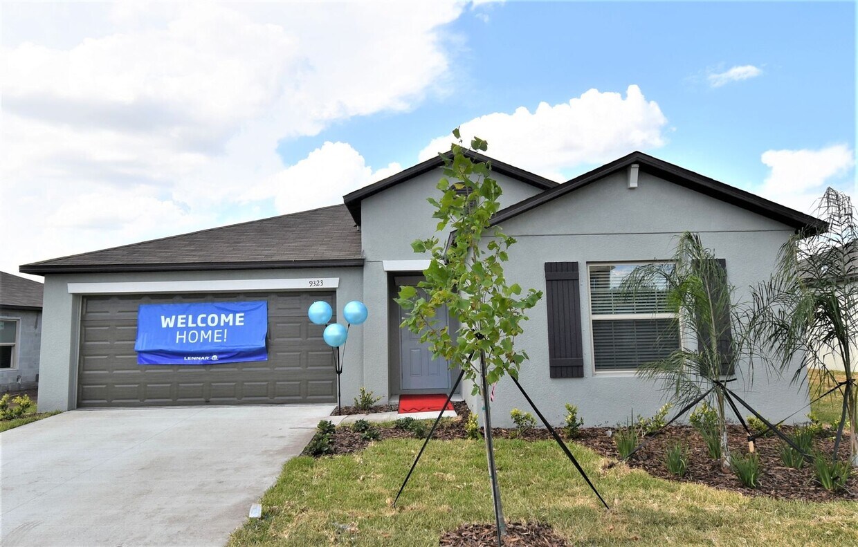 Foto principal - Like New 4 Bedroom Home