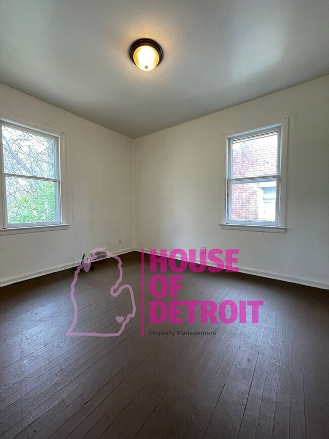 Foto del edificio - 3 BEDROOM 1 BATH BUNGALOW FREE PRE-SCREEN