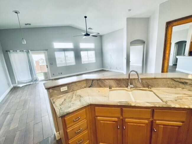 Building Photo - Amazing Unobstructed STRIP & Beautiful Mtn...