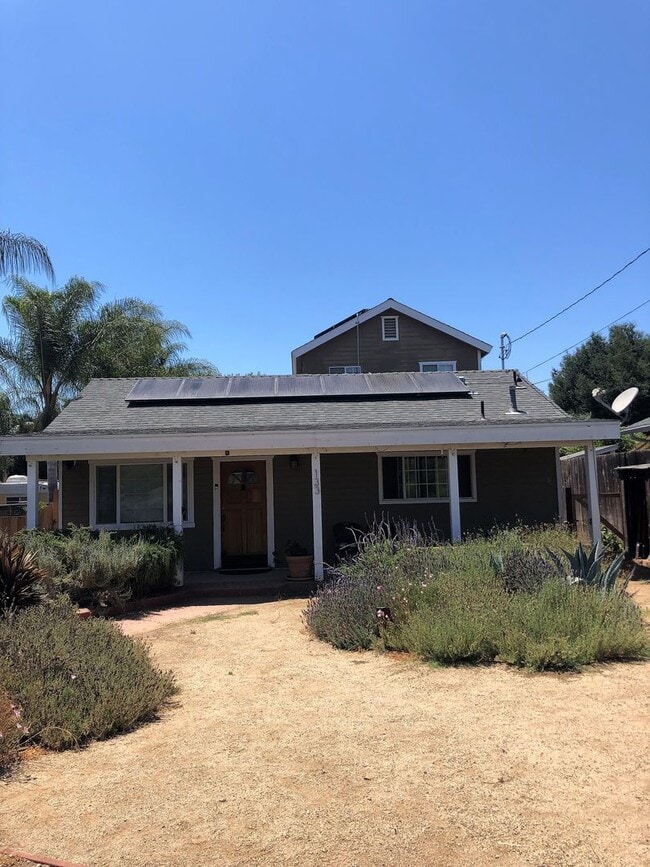 Building Photo - Single Family Home in Oak View!