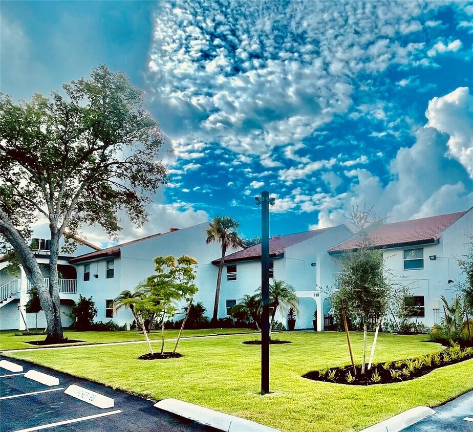 706 SW 81st Terrace, North Lauderdale, FL 33068 Townhome Rentals in