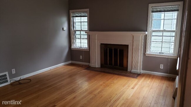 Building Photo - 3 br, 1 bath House - 348 E Maplehurst St