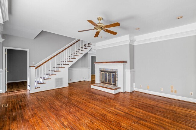 Foto del edificio - Large Brick Two Story Home, Hardwoods, Sep...