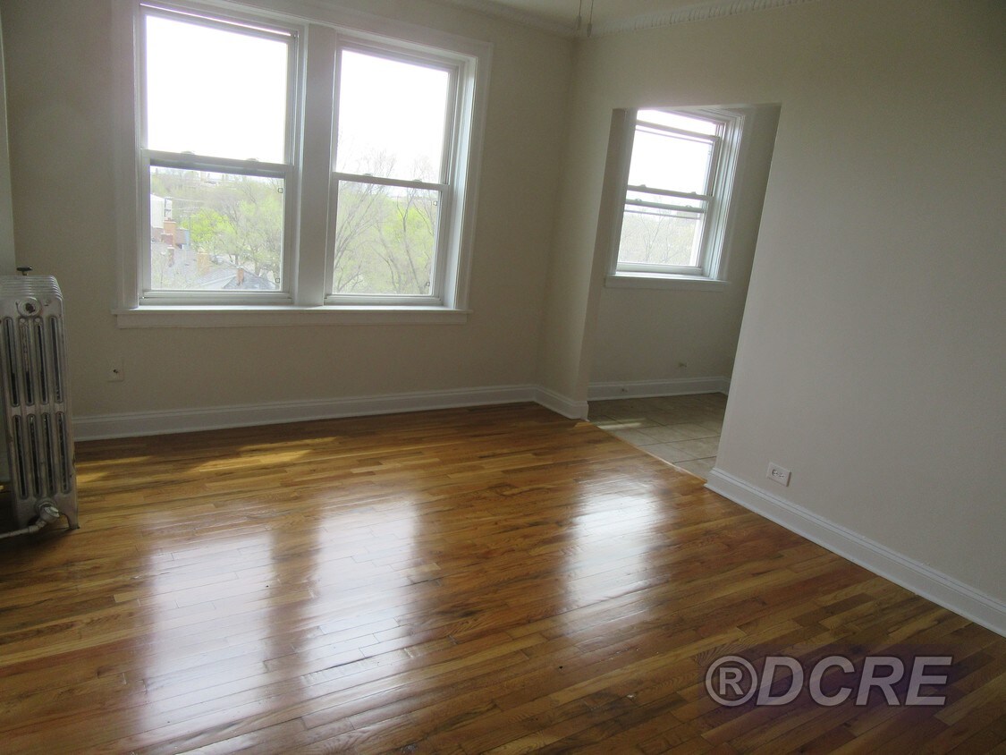 Living - 1412 W Chase Ave