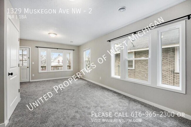 Building Photo - Available Now | 3 Bedroom 1 Bath Apartment...