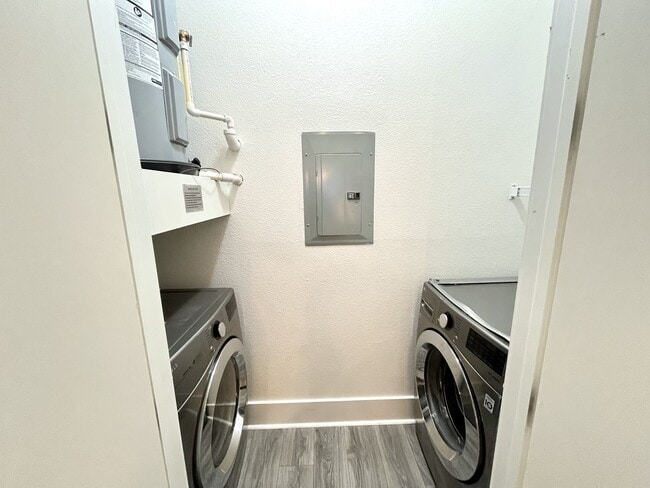 Building Photo - BEAUTIFUL CONDO WITH AMENITIES NEAR VANDER...