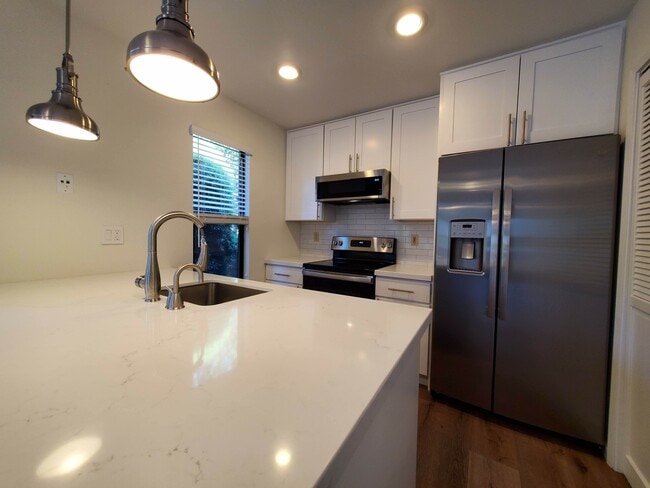 Building Photo - 146 Captains Cove Dr
