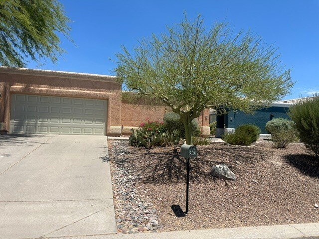 Foto del edificio - Outstanding 3 Bedrooms, 2 Baths, 2-car garage all on one level duplex separated by a 30-foot cour...