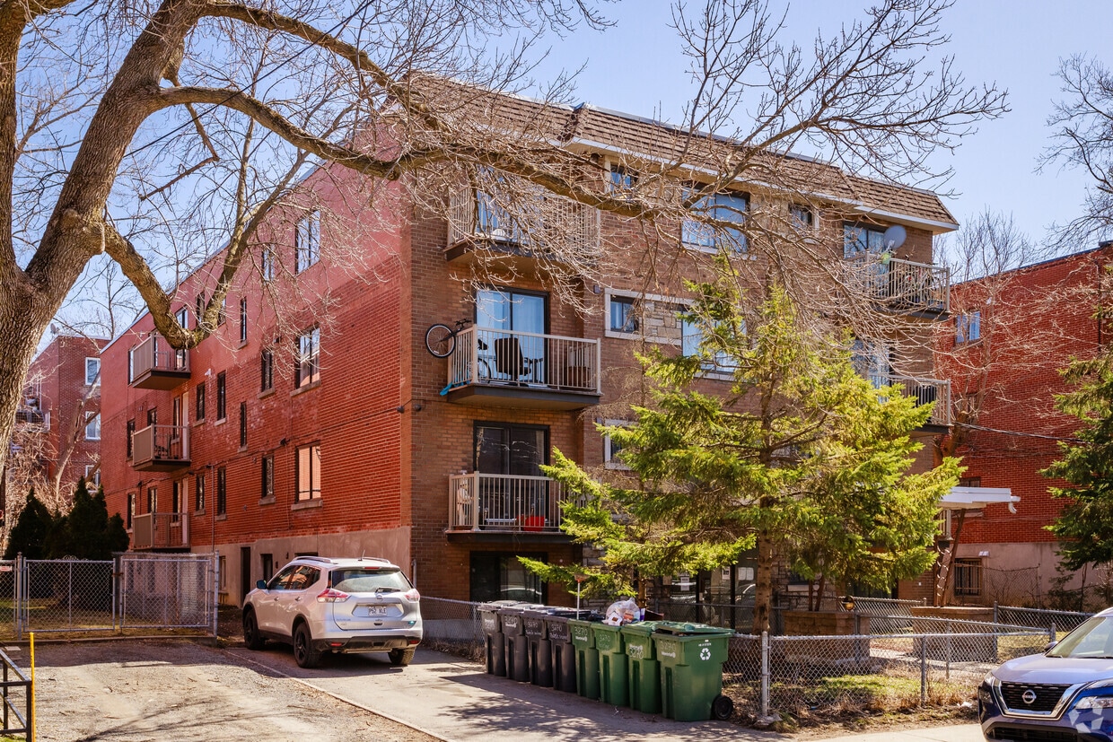 Building Photo - 3270 Rue Goyer