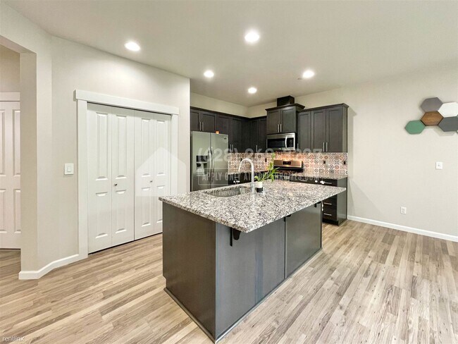 Building Photo - 4 br, 2.5 bath Condo - 4921 130th Pl SE Ap...