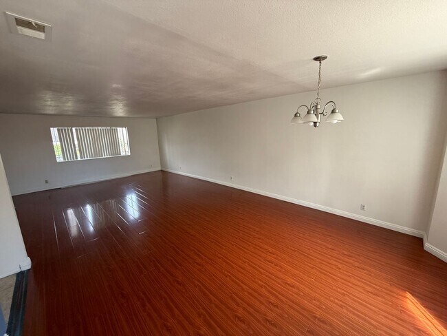 Foto del edificio - Spacious 3 Bed / 2.5 Bath Townhome in Prime San Gabriel Location