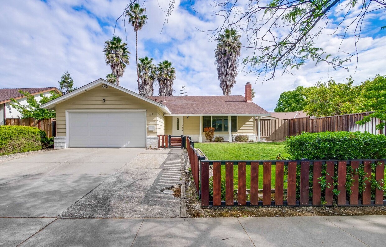 Foto principal - Nicely Refreshed Single Story 4 BR/2BA Gre...