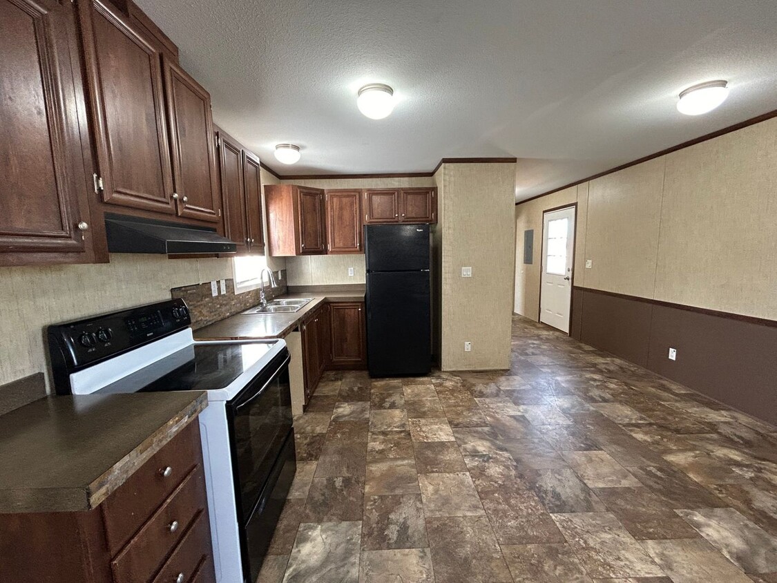 Foto principal - 3 Bedroom 2 Bath Newer Mobile Home.