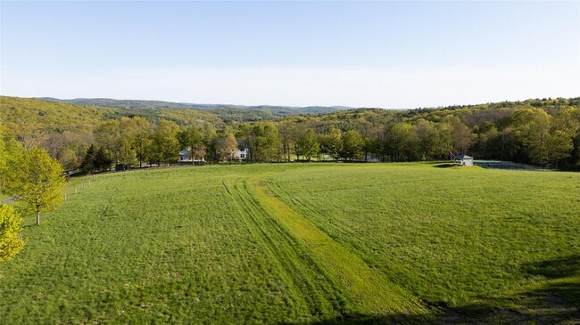 Foto del edificio - 323 Haddock Hill Rd