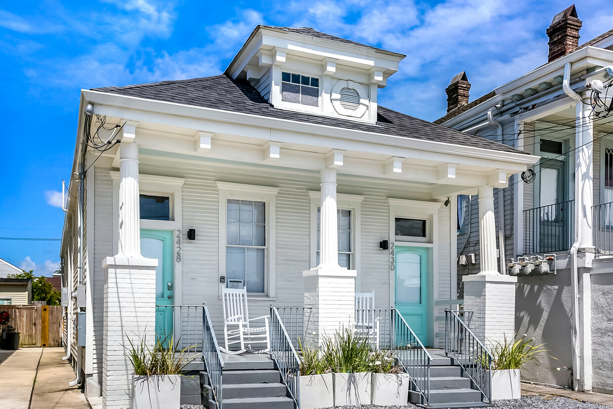 Front - 2428 Valence St