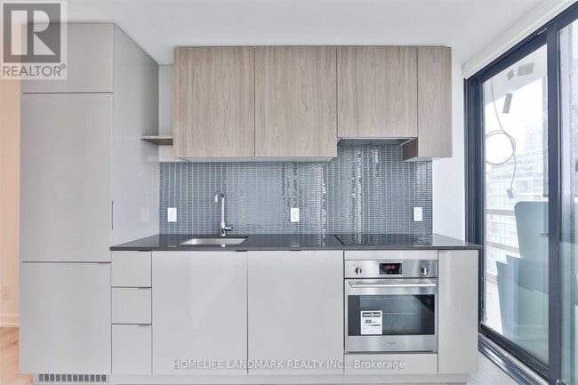 Building Photo - 161 Roehampton Ave