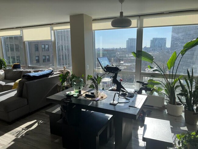 Foto del edificio - 2400 N Lakeview Ave