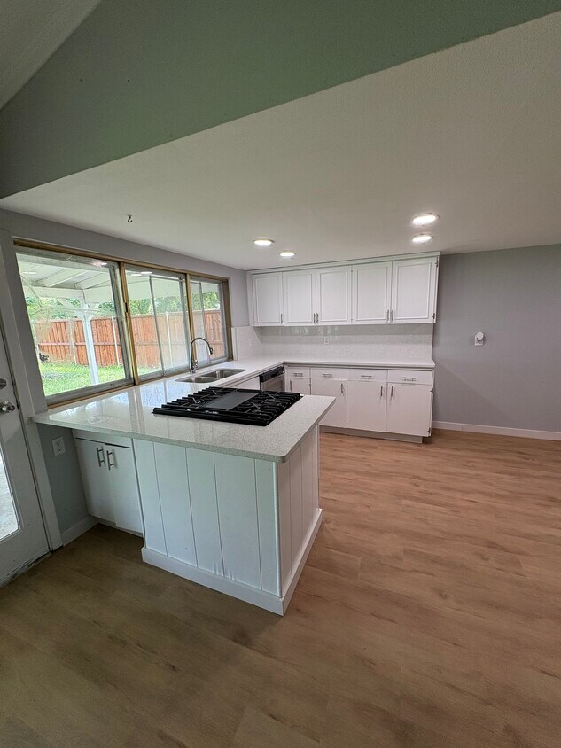 Foto principal - 5049 Overcrest Dr