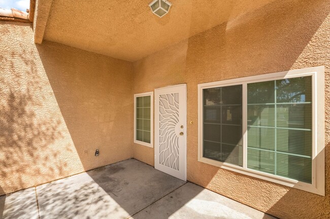 Building Photo - Spacious Two Bedroom with Garage!