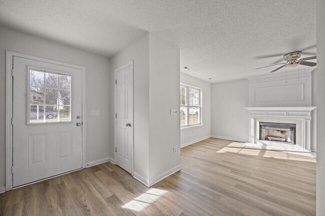 Foto del edificio - Updated 3BR Home with Garage, Pet Friendly!