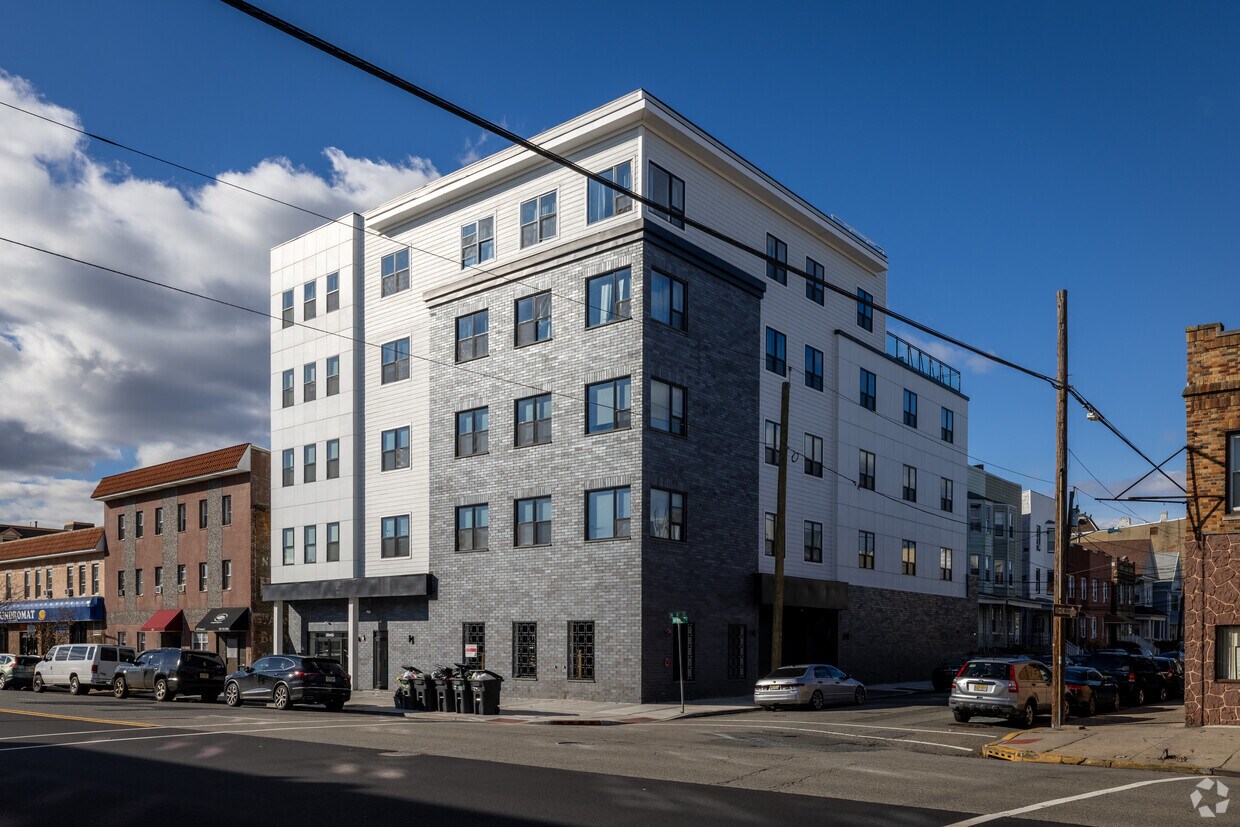 Primary Photo - 425 Avenue