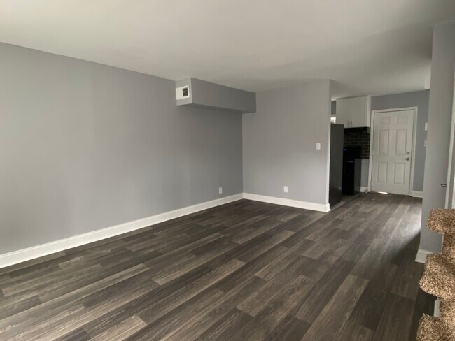 Sala de estar - 2 habitaciones remodeladas - Park Creek Apartments