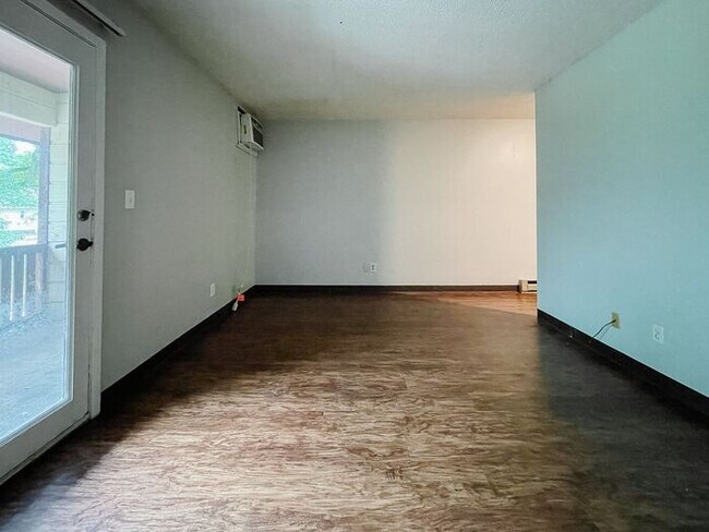 Building Photo - **HOLIDAY SPECIAL!!** - Recently Updated