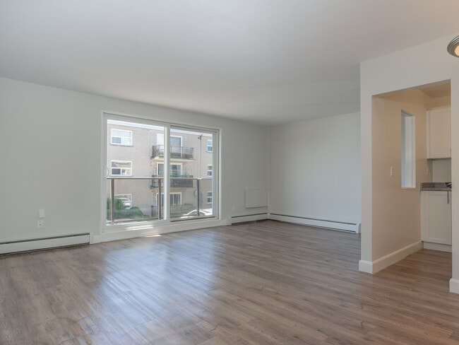 Building Photo - Kingsway & Queensway Apartments
