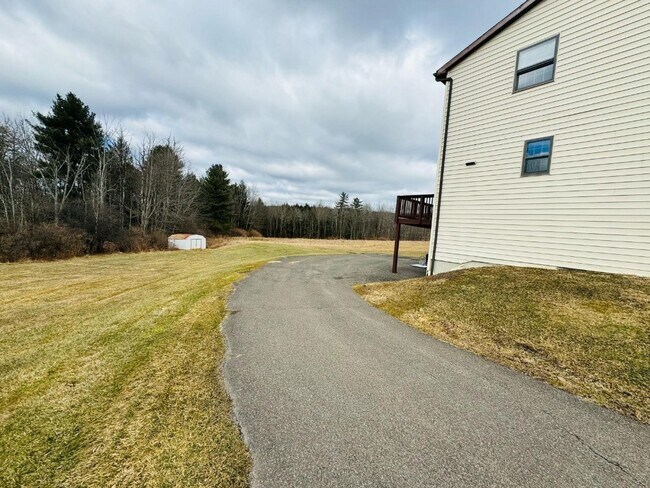 Foto del edificio - 247 Bunn Hill Rd