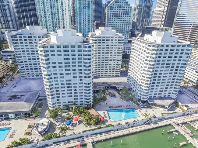 Foto del edificio - 999 Brickell Bay Dr