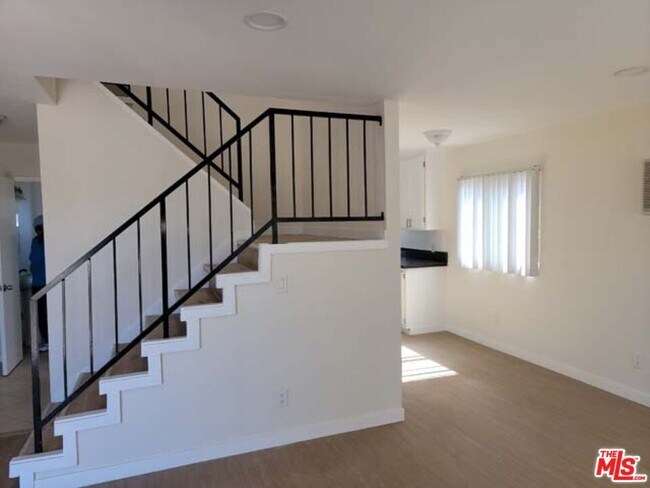 Building Photo - 519 W Hillcrest Blvd