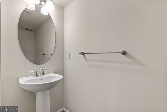 Foto del edificio - 5345 Tweeddale Pl