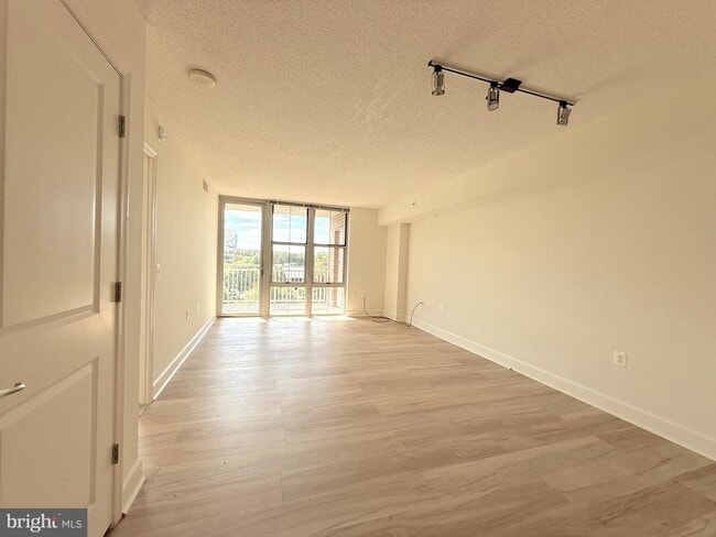 Foto del edificio - 11800 Sunset Hills Rd