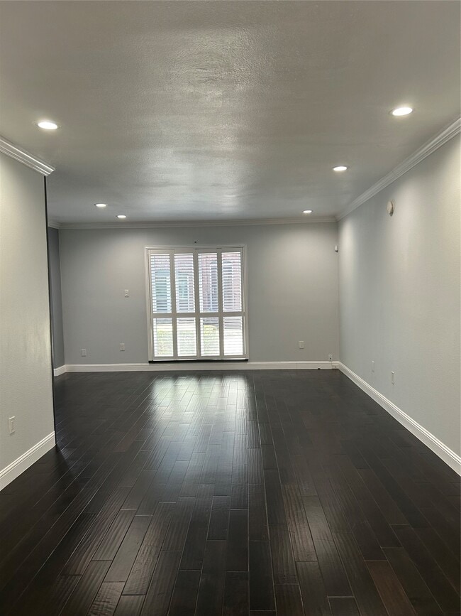 Building Photo - 840 Threadneedle St