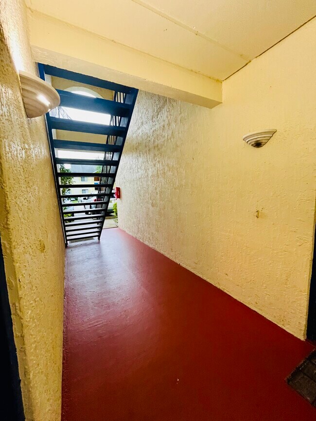 Foto del edificio - 90 Hidden Lake Dr