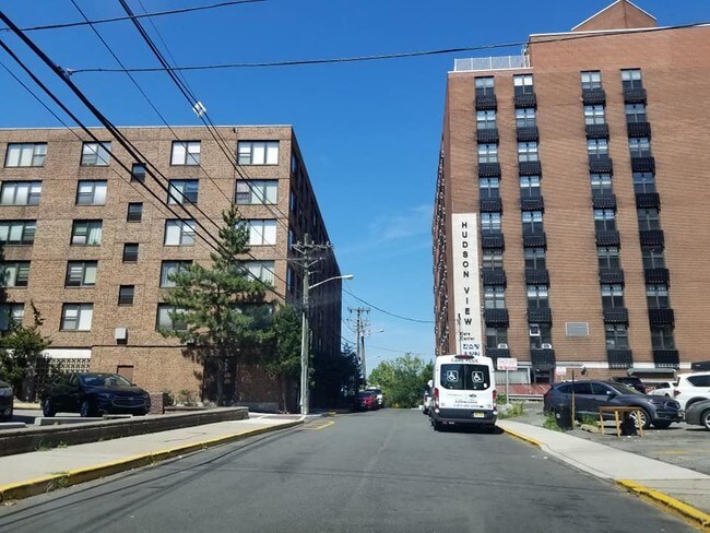 Foto del edificio - 9060 Valley Rd