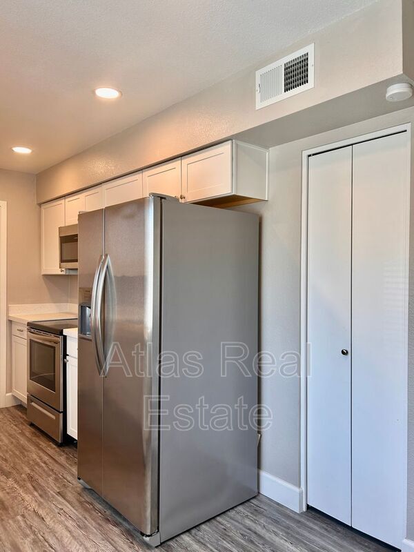 Building Photo - 2826 E Capri Cir