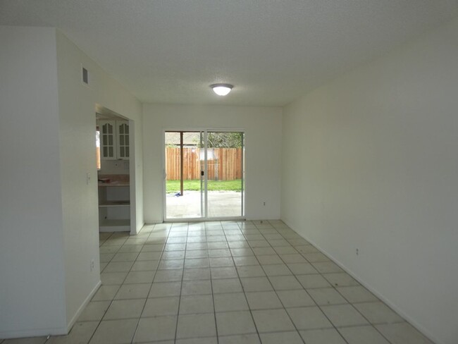 Foto del edificio - Single Story 3 Bedroom Home in Santa Maria