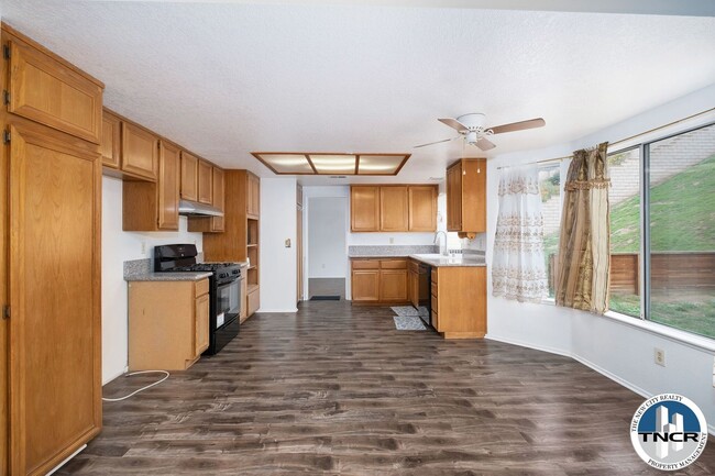 Building Photo - Stunning 4 BD | 3 Bath
