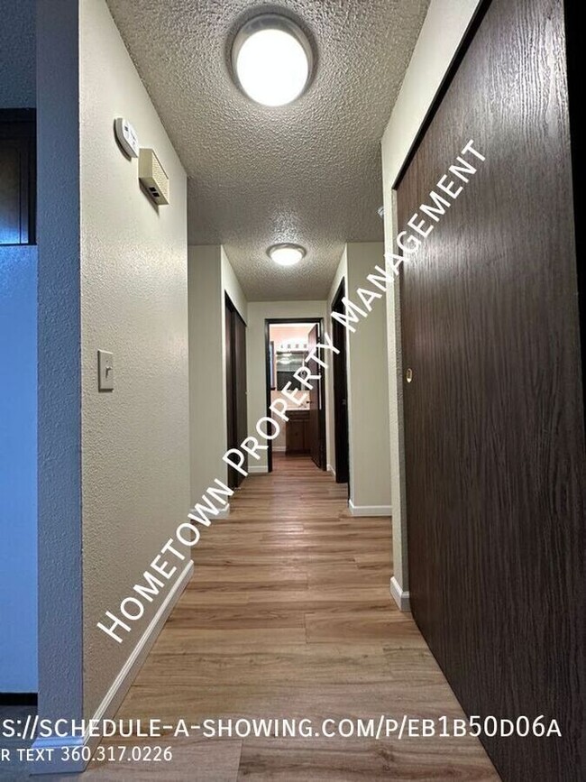 Building Photo - Updated 2 Bedroom Apartment with View of P...