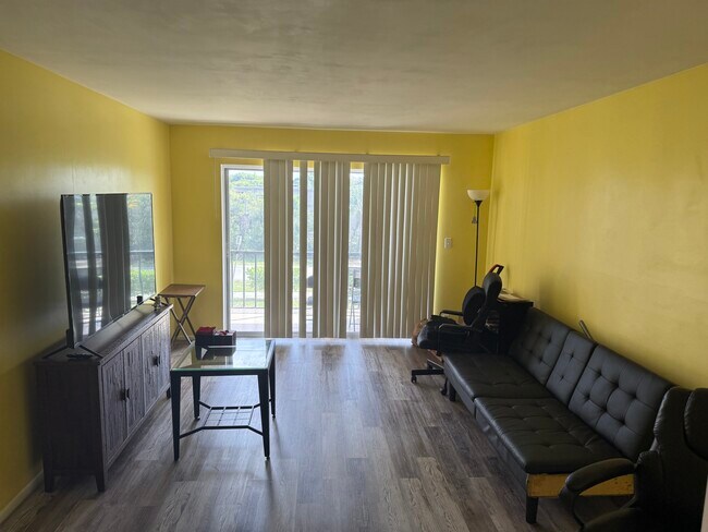 Foto del edificio - 460 NW 20th St