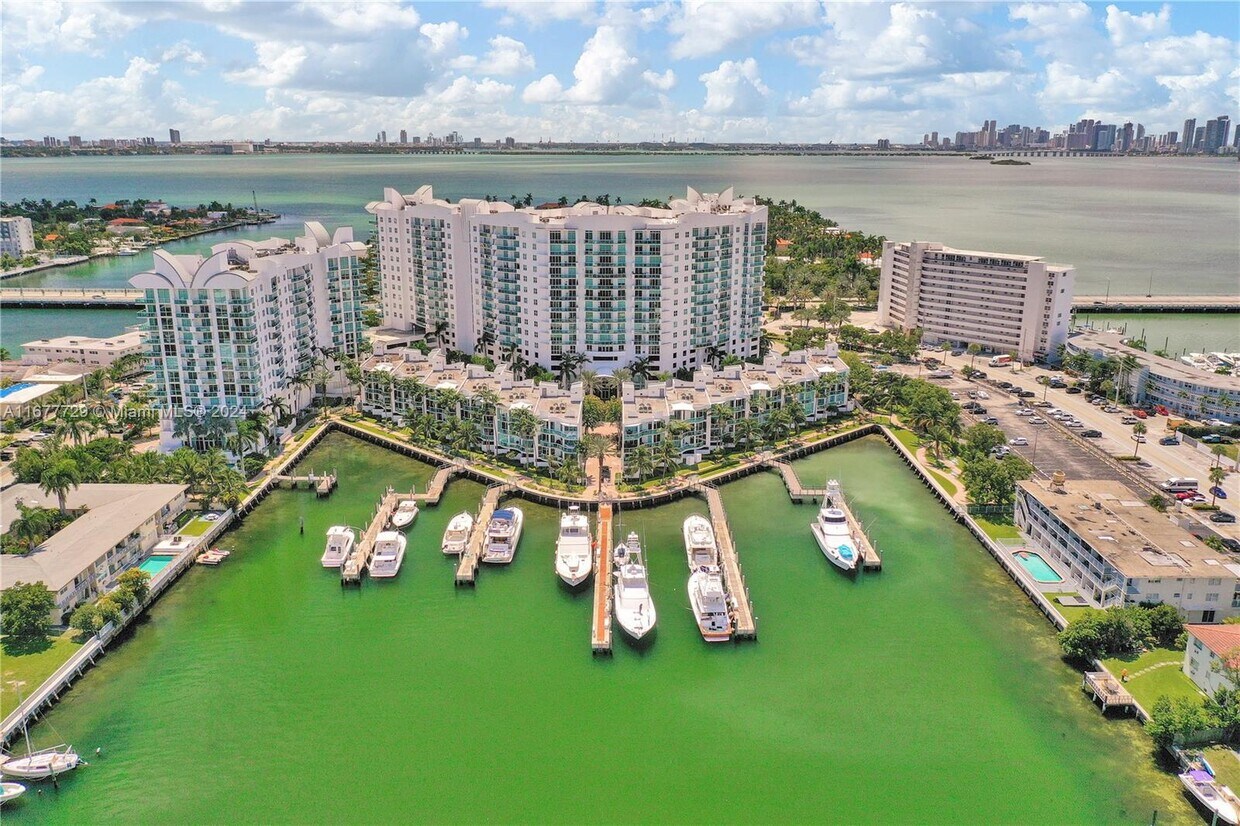 Foto principal - 7900 Harbor Island Dr