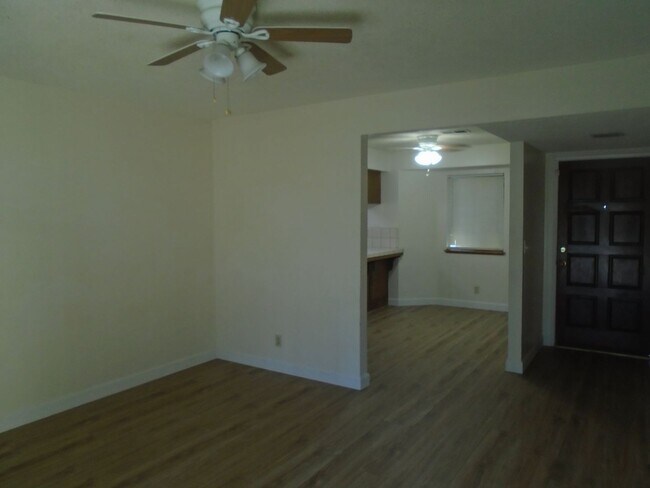 Foto del edificio - MOVE IN SPECIAL......$2275.00 MOVES YOU IN.  SOUTHWEST CUTIE !! APPLICATION PENDING!!