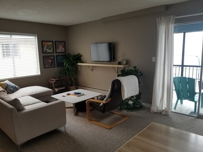 Building Photo - 1081 Martin St