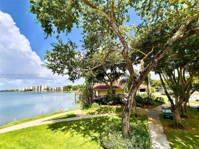 Foto del edificio - 109 Lake Emerald Dr
