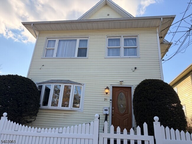 Foto del edificio - 35 Marsellus Pl